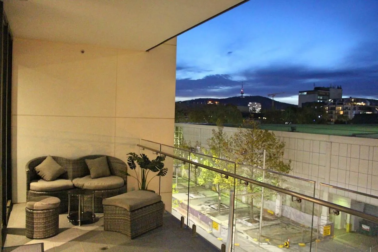 Perfectly Located Modern Apartment - Canberra Cbd location